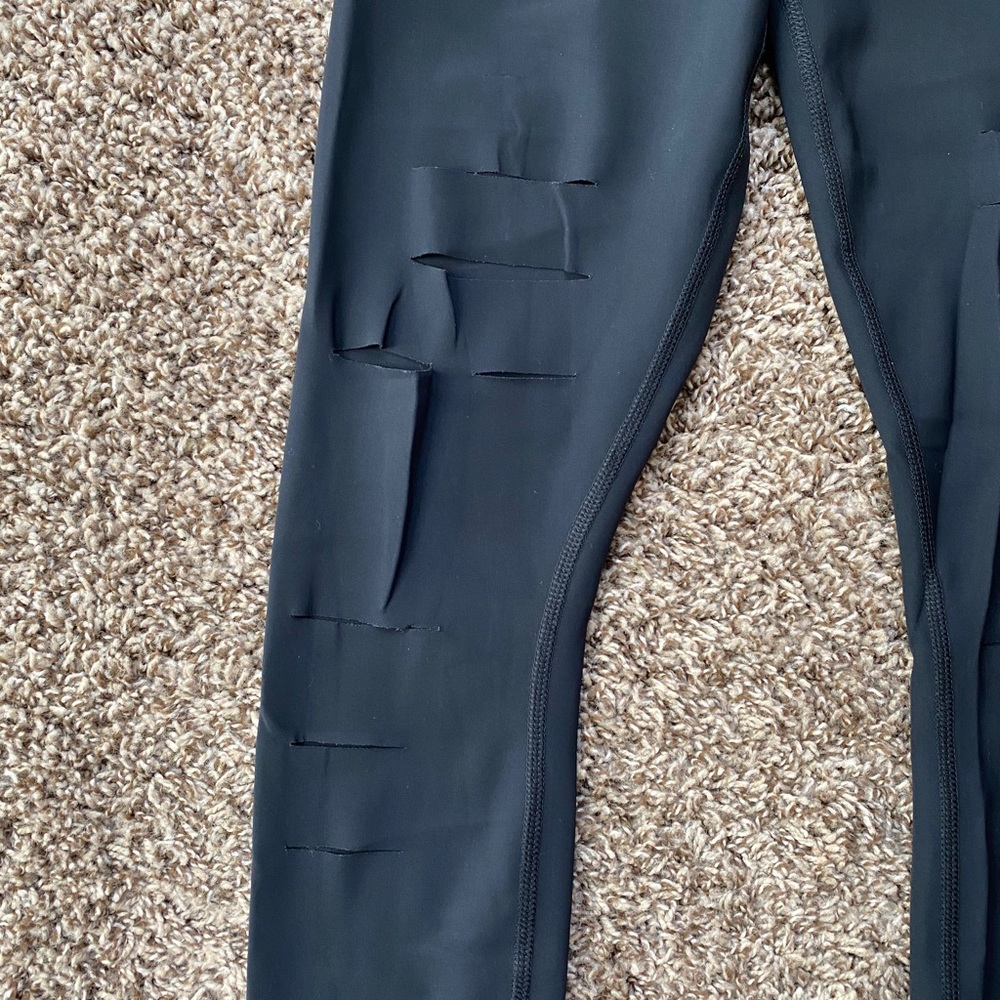Alo Yoga High-Waist Ripped Warrior Legging - Picture 3 of 7